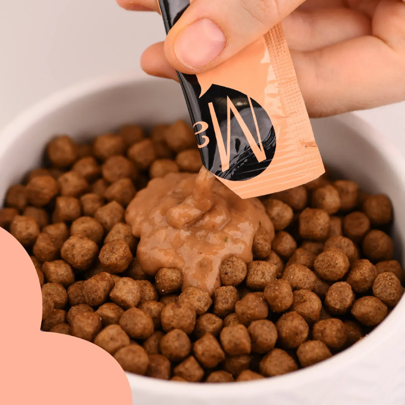 Ласощі кремові для котів Mavsy Creamy superfood SALMON AND TUNA FILLET WITH ALFALFA AND SPLASHED OF CATNIP FOR CATS у вигляді тунцево-лососевого крем супу з квітучою люцерною та вкрапленнями котячої м'яти, як топінг для сухого корму